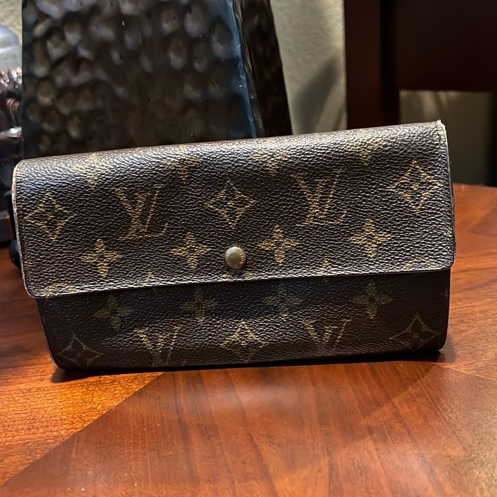 Aunthentic Louis Vuitton Monogram Sarah Wallet